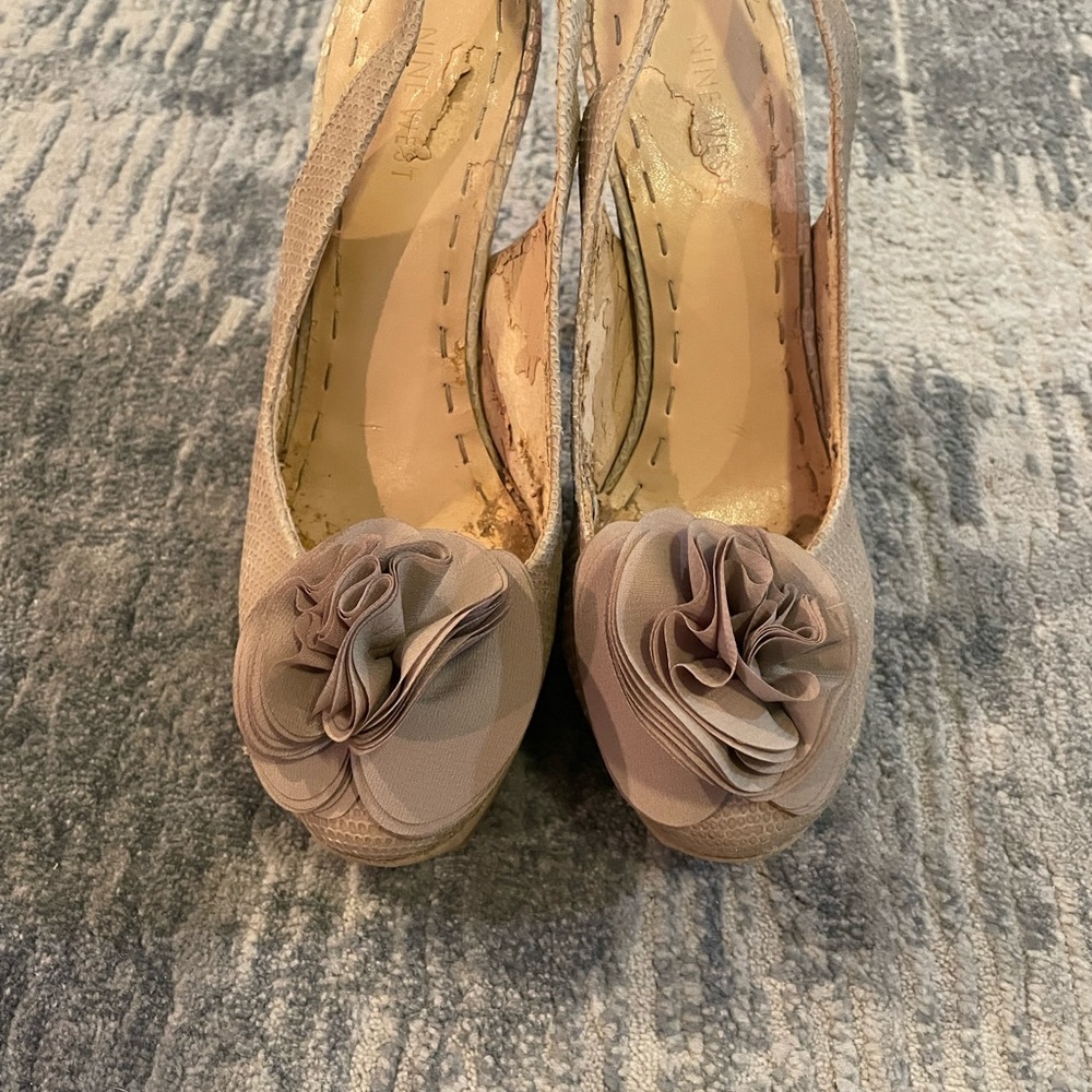 Nine West tan sling back pumps with flower